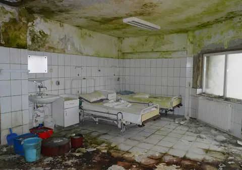 FOTOREPORTAJ/ Bombă biologică în spitalul din Negrești, închis de Guvernul Boc: pereți, instrumentar și paturi mucegăite