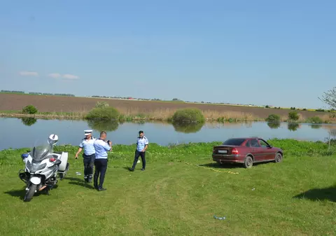 De frică să nu ajungă iar la pușcărie, s-a aruncat în apele lacului. Polițistul l-a adus la mal pe recidivist cu un foc de avertisment