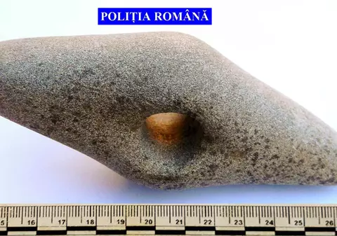 Un sătean a găsit în țărână o secure din epoca de piatră. Acum are dosar penal pentru distrugere