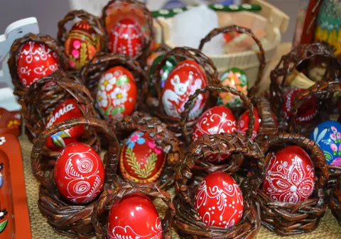 REPORTAJ/ Vălăretul de Paști, tradiție în Vaslui datând din Evul Mediu. "Personajele" centrale, fetele de măritat/ FOTO