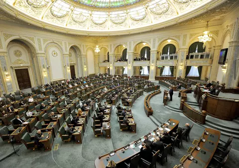 UPDATE. Pensiile speciale pentru aleșii locali au fost votate în Senat; Codul Administrativ merge la deputați, pentru votul final