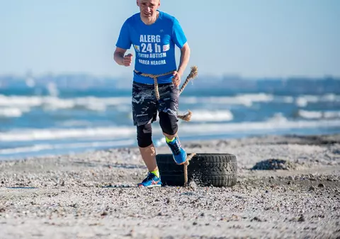 “Alerg 24h Autism Marea Neagră”, un ultramaraton de 24 de ore pe nisipul din staţiunea Mamaia