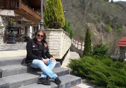 EXCLUSIV/Unul dintre artiștii cândva invidiați pentru bunăstarea sa, Adrian Sărmășan, își vinde hainele în piața de vechituri