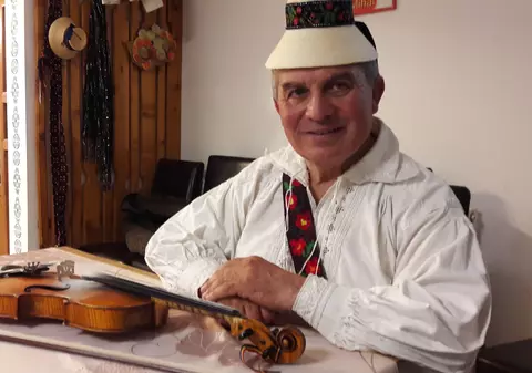 VIDEO REPORTAJ/ Ioan Ilieș, ceterașul care „a furat” meserie de la frații Petreuș. Scoate sunete care nu pot fi reproduse de nimeni!