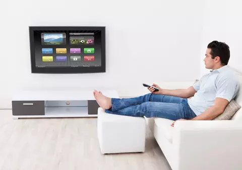 Românii nu se pot despărţi de televizor: Suntem ţara europeană cu cele mai multe ore petrecute în faţa ecranului