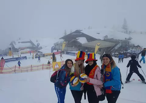 România a făcut senzație la primul Campionat European de volei pe zăpadă din istorie. Fetele noastre arată fabulos! GALERIE FOTO