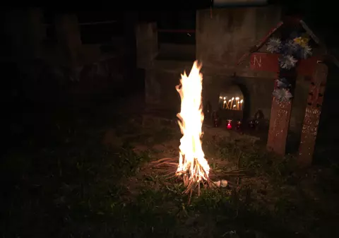 REPORTAJ/Doljenii pomenesc morții de Joimari cu foc și apă. Aprind focuri în cimitire ca să le țină de cald spiritelor