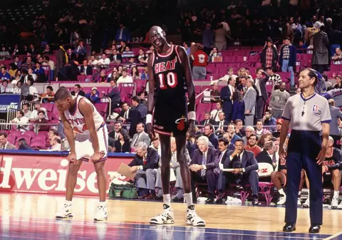 Dezvăluiri fabuloase despre Manute Bol, cel mai înalt baschetbalist din istoria NBA. Bea bere mereu și își făcea semne pe cap