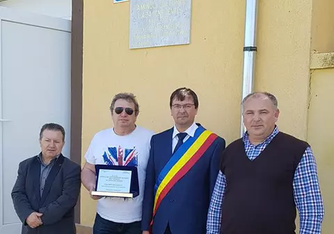 Muzicianul Laza Cnejevici, tatăl clăparului Vlady Cnejevici, are plachetă pe școala din satul natal. A fost numit post-mortem cetățean de onoare