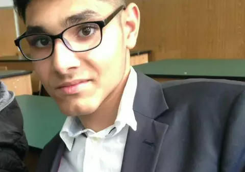 VIDEO EXCLUSIV/ Solistul care cântă la coafor. În așteptarea celebrității, Dobrică Mario face repetiții în timp ce tunde!