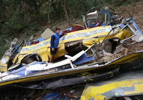 FOTO/ Cel puțin 27 de copii au murit în India, după ce un autobuz școlar a căzut într-o prăpastie
