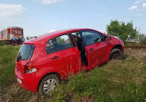 Un tren a lovit o maşină în Timiș. O persoană a rămas încarcerată