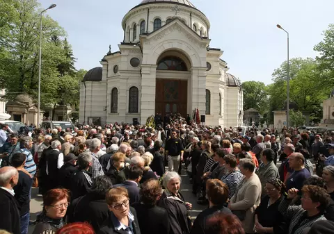 Scandal la mormântul Ionelei Prodan după funeralii. Totul a pornit de la lumănâri