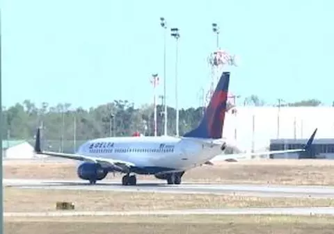 VIDEO | Aeroportul din SUA unde avioanele aterizează peste morminte