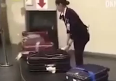VIDEO | Ce face angajata unui aeroport cu bagajele pasagerilor. Gestul ei a devenit viral pe internet