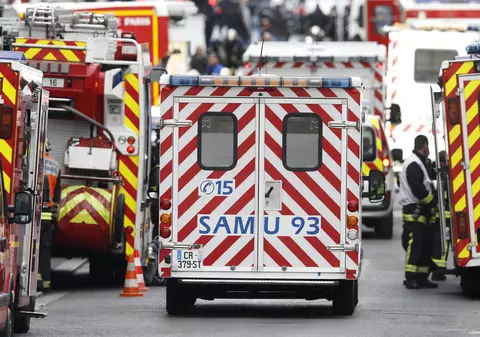 O femeie și fiica ei au căzut de la etaj peste un trecător pe care l-au omorât