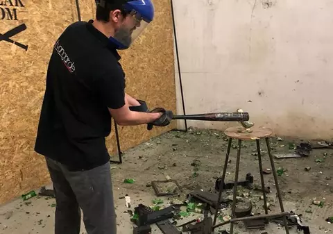 Primul anger room din România. Clienții pot sparge obiecte pentru sume pornind de la 50 de lei