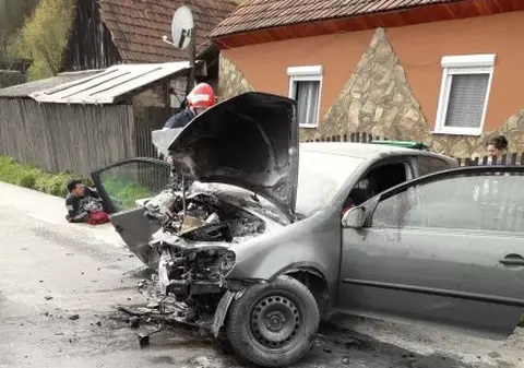 Opt persoane, între care patru copii, rănite într-un accident în județul Arad. Toți erau înghesuiți într-un Volkswagen care a intrat într-un stâlp