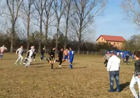 Un arbitru din România a fugit prin gârlă pentru a-și scăpa pielea! ”Altădată a stat și a luat-o rău pe coajă”