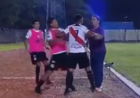 Un fotbalist și-a lovit antrenorul pentru că a ”îndrăznit” să-l schimbe! Doar poliția l-a oprit pe agresor! | VIDEO