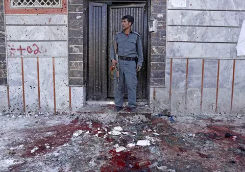 UPDATE / Atentat sinucigas într-un centru electoral din Kabul, Afganistan. Numărul victimelor a ajuns la 57