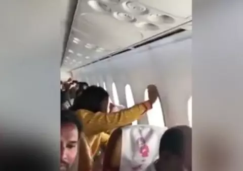 VIDEO | Momentul în care fereastra unui avion cade din cauza tulburențelor
