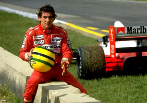 Cat costă o cască purtată de pilotul Ayrton Senna