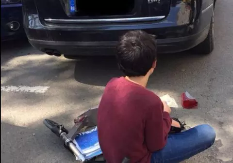 Gestul unui copil care a lovit cu trotineta o mașină a devenit viral pe Facebook. A așteptat proprietarul cu banii în mână pentru a plăti paguba