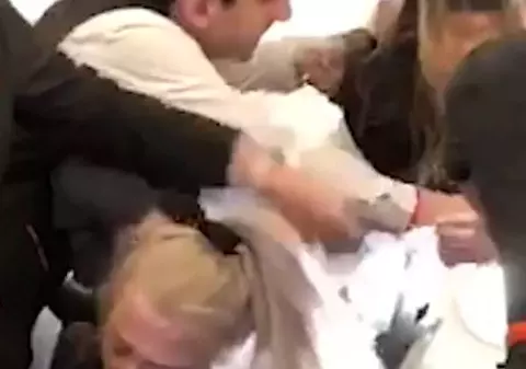 VIDEO | Trei tinere s-au luat la bătaie într-un avion easyJet