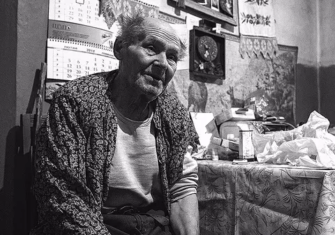 EXCLUSIV | Doi bătrâni au rămas singurii locuitori ai unui sat de lângă Cernobîl. De câţiva ani, însă, nu-şi mai vorbesc