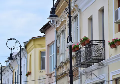 TURIST ÎN ȚARA MEA/ Oprește în Țara lui Papură Vodă ca să mânânci ciorbă de bureți! Vino la Craiova să vezi cum era pe vremea lui Pazvante Chioru’