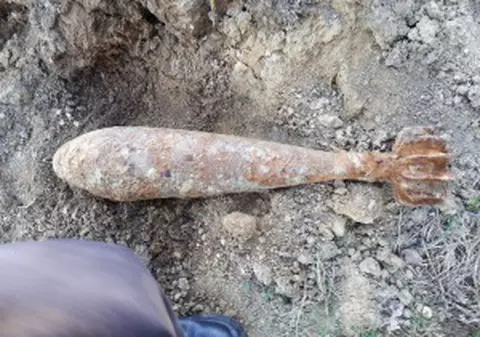 Bombă neexplodată descoperită de un sătean în grădină