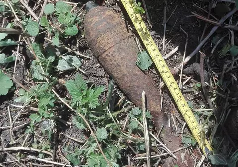 Bombă, descoperită în curtea unei biserici din Odorheiu Secuiesc. Muniția a fost ridicată de pirotehniști / FOTO