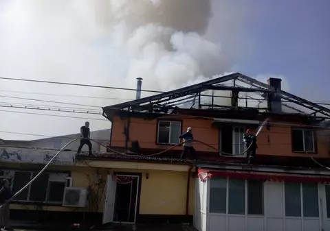 O pensiune restaurant din Vrancea a fost cuprinsă de flăcări. Invervenția pompierilor este extrem de dificilă/ FOTO
