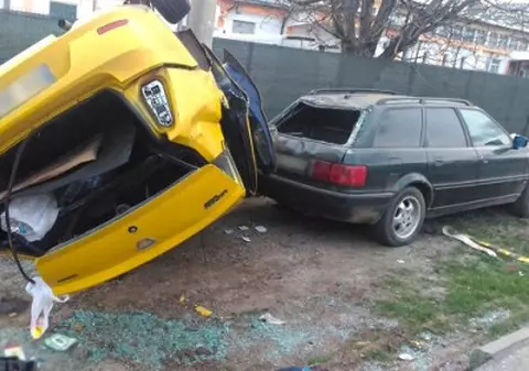 Carambol cu două autoturisme și un TIR la Șcheia, județul Suceava. O persoană a murit și 4 au fost rănite