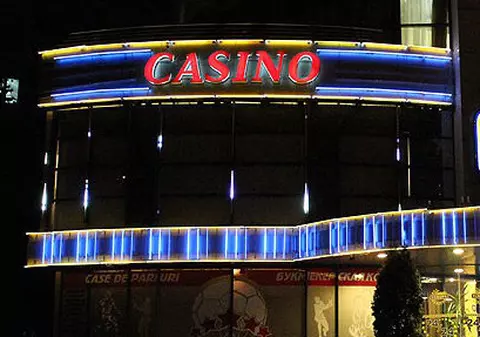 Un timișorean a intrat cu sabia în cazinou, după ce și-a pierdut banii la aparate