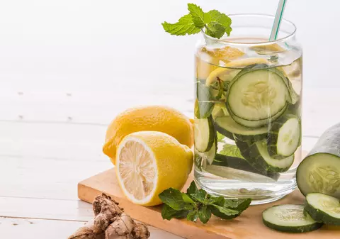 Ce să bei și ce exerciții să faci ca să scapi rapid de burtă. Ai nevoie de câteva ingrediente ieftine