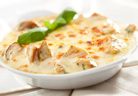 3 rețete cu sos alb. Pentru o cină delicioasă și rafinată