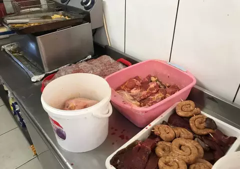 Vitrine ruginite, carne expirată sau produse congelate vândute ca fiind refrigerate, descoperite în urma unor controale ale ANPC