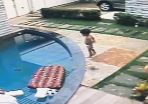 Un băiat de 7 ani din Brazilia și-a salvat fratele de la înec, în ultima clipă! (VIDEO)