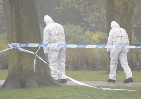 Doi adolescenți au fost arestați sub suspiciunea de crimă după ce trupul unei fete de 14 ani a fost găsit într-un parc