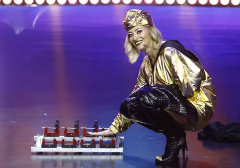 Delia testează un pat de săbii, în ciuda protestelor lui Cheloo. Spectacol pe scena "iUmor"