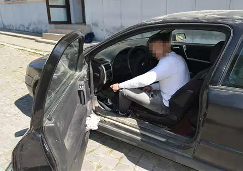 Doi adolescenți din Botoșani au furat mașina cu pomenile unui vecin, cu vin și colivă. Au fost urmăriți de polițiști