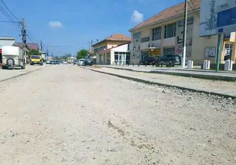 FOTO / Primarul din Dăbuleni vrea autobuze electrice și stații pe străzile încă neasfaltate ale orașului