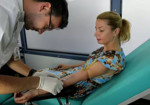 Cei care donează sânge ar putea primi sms-uri de mulţumire şi de mobilizare; Proiect de lege depus în Parlament