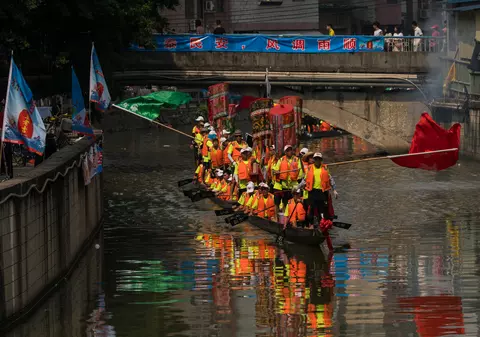 Două bărci-dragon s-au ciocnit pe un râu din China. 17 persoane și-au pierdut viața