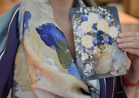 EXCLUSIV/Tablourile cu flori ale lui Fuego, inspirație pentru fashion. S-au transformat într-o colecție de eșarfe ”premium”