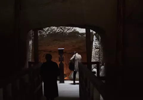 Mănăstirea rupestră de la Şinca Veche, locul în care se împlinesc dorințele. Misterul "Templului Ursitelor" din Ţara Făgăraşului