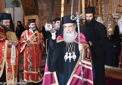 UPDATE. Lumina Sfântă, care anunță miracolul Învierii Mântuitorului, împărțită în Biserica Sfântului Mormânt / GALERIE FOTO