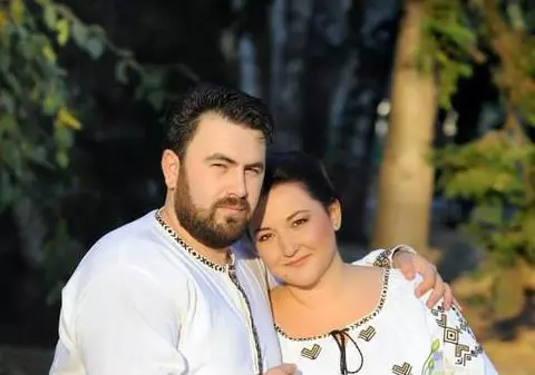 VIDEO EXCLUSIV. Dalida din «Las Fierbinți» a fost angajata soțului ei și spune că nu visa, pe vremea aceea, la o relație cu el «Era șeful meu. Era domnul Laurențiu»